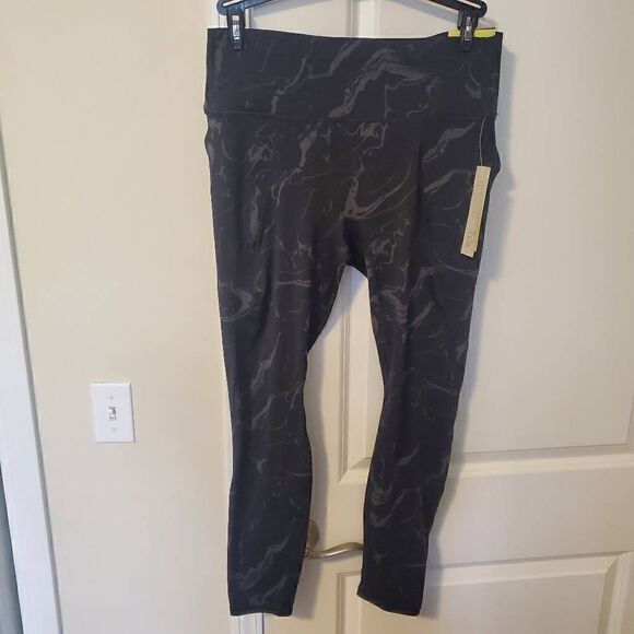 NWT All in Motion Jet Black 7/8 Legging XL - Picture 2 of 6